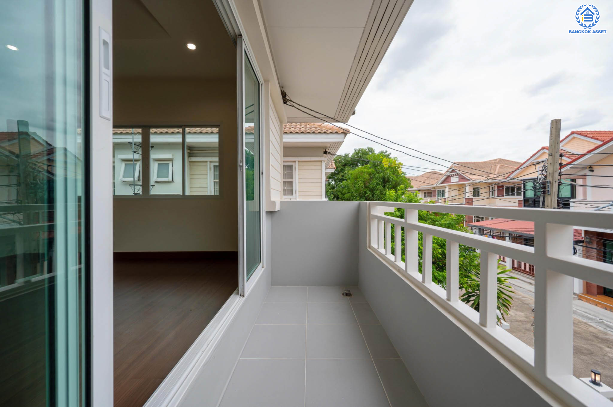 บ้านมือสองตกแต่งใหม่ โครงการ นาราวัลย์ บรมราชชนนี เนื้อที่ 71.8 ตร.ว. ฟังก์ชัน 3 ห้องนอน 4 ห้องน้ำ 1 ห้องแม่บ้าน จอดรถได้ 2 คัน บนพื้นที่ใช้สอยเกือบ 220.58 ตร.ม. พร้อมพื้นที่สีเขียวสนามหญ้ากว้างขวาง ตอบโจทย์ครอบครัวใหญ่ บนทำเลศักยภาพ เชื่อมต่อทั้งถนนกาญจนาภิเษก และทางคู่ขนานลอยฟ้าบรมราชชนนี ใกล้ ม.มหิดล, สถานีขนส่งสายใต้ใหม่ และเซ็นทรัลปิ่นเกล้า